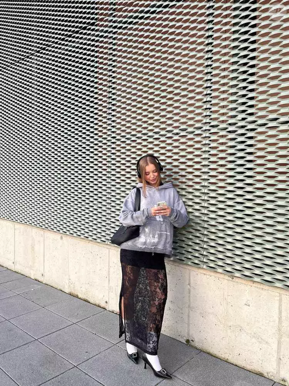 Como a peça carrega informação visual e um ar vintage marcante, a combinação com itens de linhas mais limpas e contemporâneas ajuda a atualizar o visual