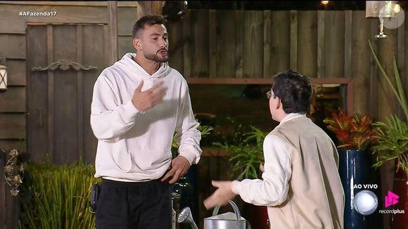 Em 'A Fazenda 2025, Nizam e Dudu Camargo se desentenderam em dinâmica após 'cortada' do jovem em jornalista ao vivo