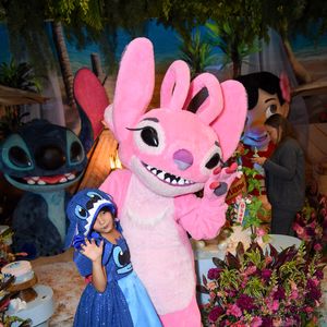 Manuella mudou de roupa para a hora do parabéns