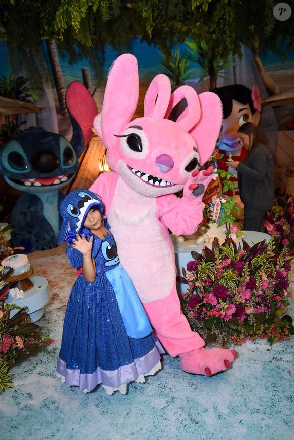 Manuella mudou de roupa para a hora do parabéns