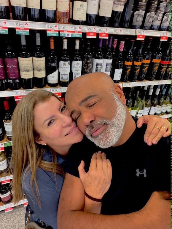 Morte de Rick: viúva, Geralda Helena descobriu tragédia com o cantor ao chegar ao Brasil e ter acesso à internet ainda dentro de avião que decolara de Orlando (EUA)