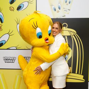 Deborah Secco aposta em combinação de blazer estruturado e gravata para evento temático com personagem icônico