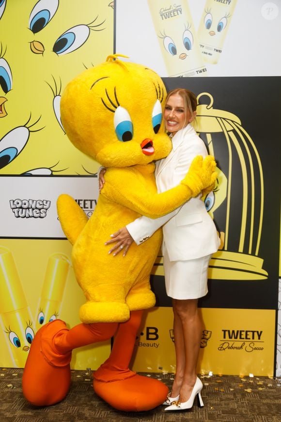 Deborah Secco aposta em combinação de blazer estruturado e gravata para evento temático com personagem icônico