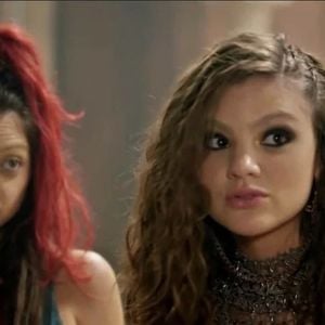 Em 'Gênesis', Paltith (Polliana Aleixo) e Tamires (Debora Ozório) planejam embebedar o pai para se deitarem com ele, acreditando que o fim do mundo está próximo. A cena foi cortada pela Record