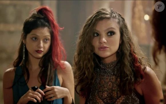 Em 'Gênesis', Paltith (Polliana Aleixo) e Tamires (Debora Ozório) planejam embebedar o pai para se deitarem com ele, acreditando que o fim do mundo está próximo. A cena foi cortada pela Record