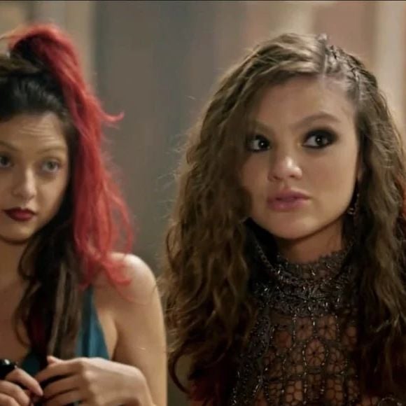 Em 'Gênesis', Paltith (Polliana Aleixo) e Tamires (Debora Ozório) planejam embebedar o pai para se deitarem com ele, acreditando que o fim do mundo está próximo. A cena foi cortada pela Record