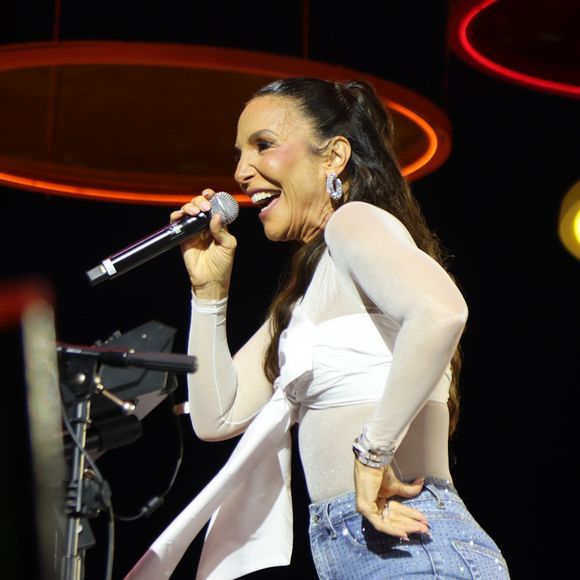 Em período de férias, Ivete Sangalo compartilhou fotos de biquíni em cenário natural e chamou atenção pela aparência e energia