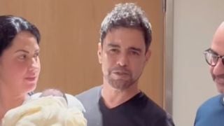 Zezé Di Camargo e Graciele Lacerda fazem brinde à filha recém-nascida e reúnem famílias no hospital: 'Milagre na nossa vida'