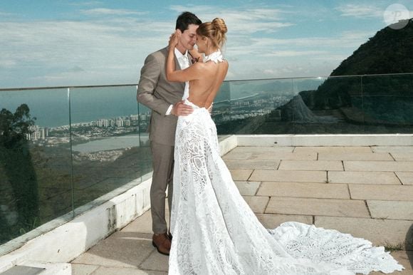 Marina Pumar e Fábio Villas oficializaram a união no civil em maio de 2026 e planejavam uma cerimônia de casamento para agosto. O relacionamento ganhou repercussão após uma acusação de traição durante a despedida de solteira da influenciadora em Mykonos, na Grécia