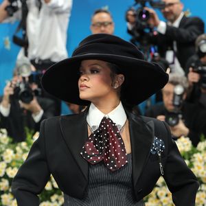 Com barriga à mostra e sem pressa, Rihanna sobe as escadarias do Met Museum como última — e mais impactante — convidada da noite