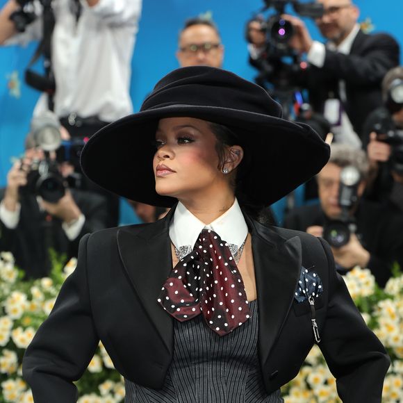 Com barriga à mostra e sem pressa, Rihanna sobe as escadarias do Met Museum como última — e mais impactante — convidada da noite
