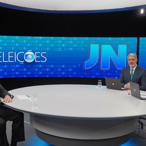 A publicação destaca que o ‘Jornal Nacional’, apesar de ainda ser o mais relevante do país, sofre uma queda na audiência por conta da competição com o streaming e as redes sociais