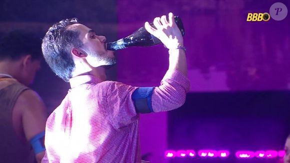 Brothers aproveitaram mais de um cooler repleto de bebidas após show de César Menotti e Fabiano no 'BBB 25'