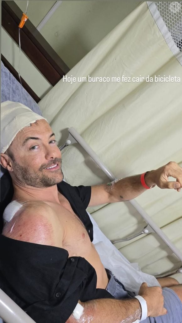 Kayky Brito surgiu com a cabeça enfaixada e tomando soro após queda de bicicleta