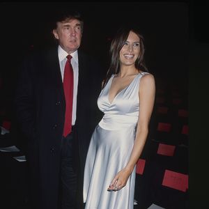 Vestidos fluidos e com decote eram recorrenes no armário de Melania Trump nos anos 90