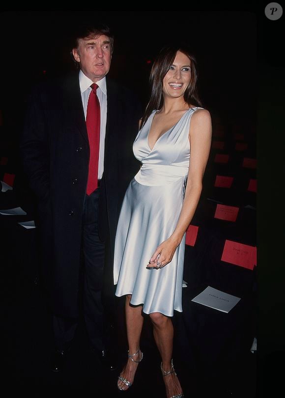 Vestidos fluidos e com decote eram recorrenes no armário de Melania Trump nos anos 90