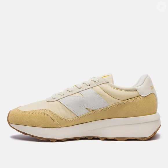 Tênis New Balance na cor Amarela também pode ser combinado com looks mais arrumados, garantindo um contraponto de estilos muito interessante