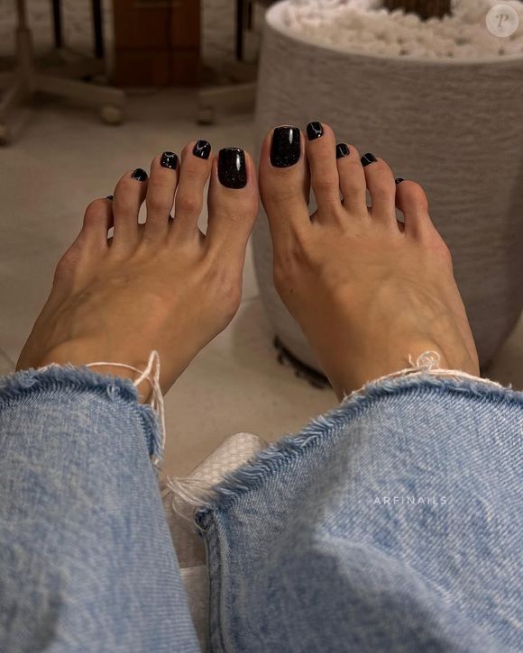 O mesmo acontece com a cor preta, que tem aquele algo especial que faz os pés parecerem super bem cuidados e prontos para qualquer ocasião