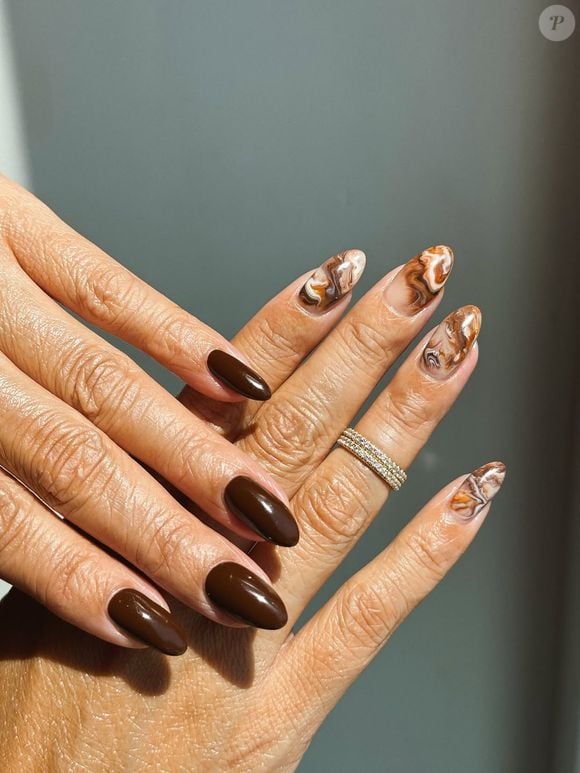 Marrom com subtom canela para quem gosta de nuances avermelhadas e sofisticadas.