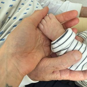 Gisele Bündchen também mostrou a mãozinha do filho caçula