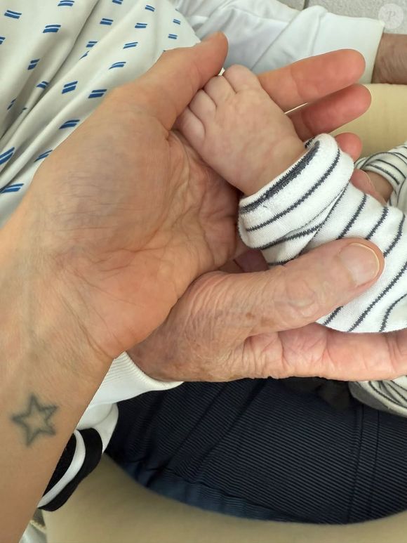 Gisele Bündchen também mostrou a mãozinha do filho caçula