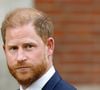 De acordo com o biógrafo Tom Bower, o príncipe Harry teme ser formalmente excluído do Reino Unido quando seu irmão, o príncipe William, assumir o trono