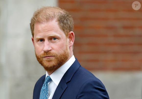 De acordo com o biógrafo Tom Bower, o príncipe Harry teme ser formalmente excluído do Reino Unido quando seu irmão, o príncipe William, assumir o trono