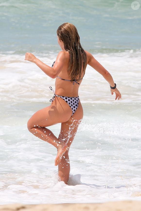 Em seguida, Jade Picon se refrescou na praia para começar a manhã revigorada