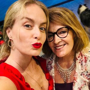 Angélica com a mãe, Angelina Ksyvicks