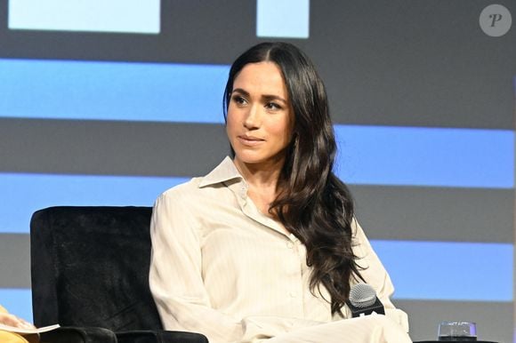 Meghan Markle, aos 44 anos, sempre foi fã de cabelo longo e dispensa o preconceito