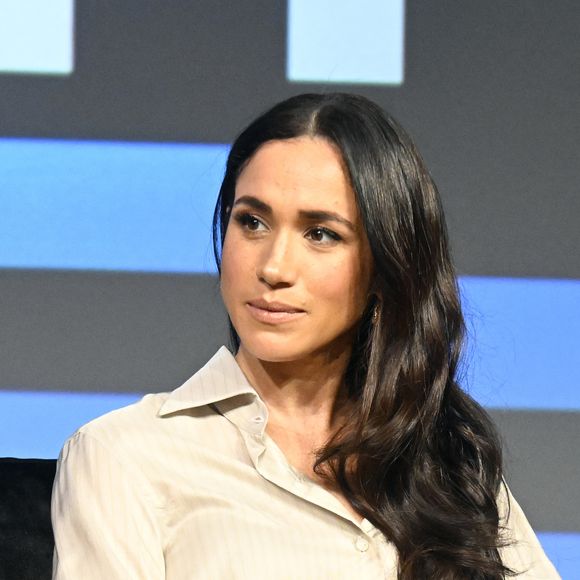 Meghan Markle, aos 44 anos, sempre foi fã de cabelo longo e dispensa o preconceito