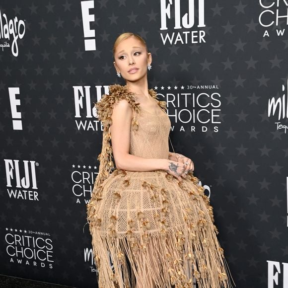 Ariana Grande arrasa no tapete vermelho do Critics' Choice Awards com um look ousado da Dior