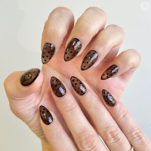 Unhas com poá, também conhecidas como polka dots nails, unem charme retrô e tendência atual