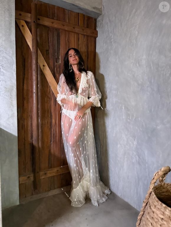 Ao lado de Shawn Mendes, Bruna Marquezine surgiu no Réveillon com um vestido longo da Chloé, apostando em uma produção delicada e sofisticada para a celebração
