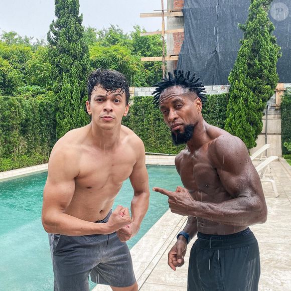 Cocielo deixou os fãs chocados quando começou a aparecer sem camiseta na web