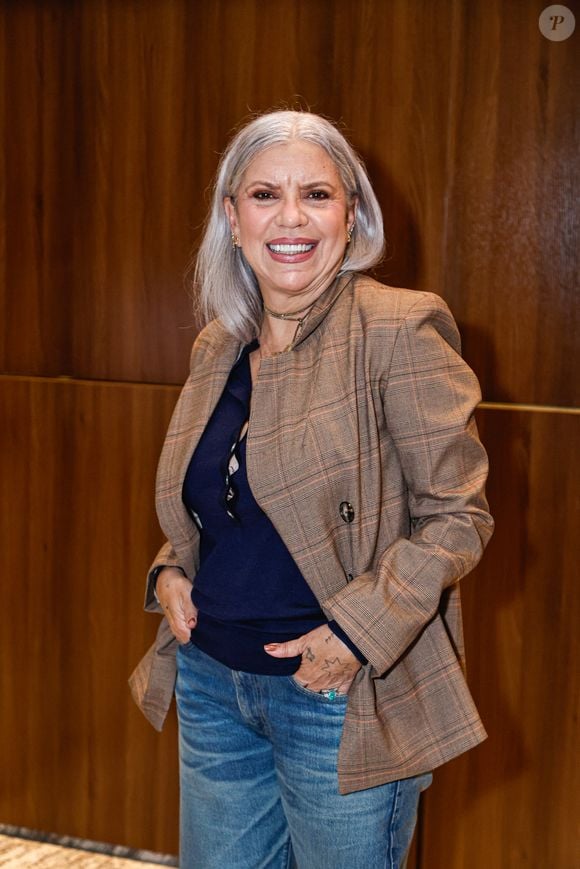 Para mulheres com mais de 50 anos que gostam de conforto sem abrir mão de uma produção elegante, o Converse Chuck Taylor All Star 'Glacier Grey' pode ser combinado com peças clássicas, como o blazer, e itens mais descontraídos, como a calça jeans larga