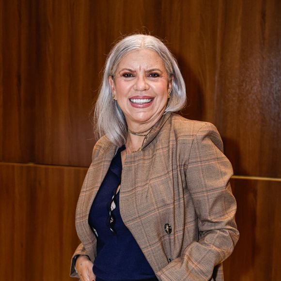Para mulheres com mais de 50 anos que gostam de conforto sem abrir mão de uma produção elegante, o Converse Chuck Taylor All Star 'Glacier Grey' pode ser combinado com peças clássicas, como o blazer, e itens mais descontraídos, como a calça jeans larga