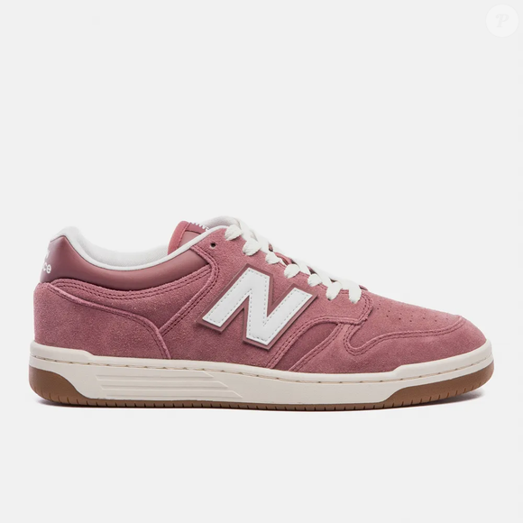 As grandes marcas, por sua vez, antecipam esse movimento com lançamentos que dialogam diretamente com os dias quentes - e a New Balance surge novamente como um dos nomes fortes da temporada