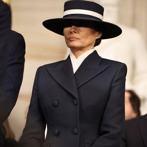 Melania Trump escolheu para a ocasião um conjunto composto por um casaco e saia na tonalidade azul-marinho, pertencente à marca Adam Lippes, de Nova Iorque.