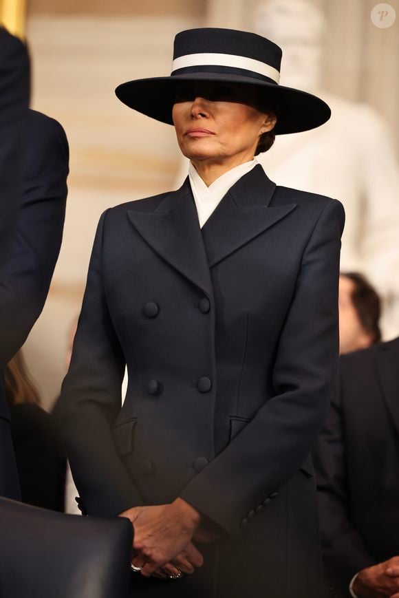 Melania Trump escolheu para a ocasião um conjunto composto por um casaco e saia na tonalidade azul-marinho, pertencente à marca Adam Lippes, de Nova Iorque.