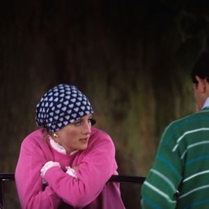Lady Di foi fotografada usando Converse Chuck Taylor All Star em diferentes ocasiões. Em 1986, a princesa combinou o modelo com suéter rosa, jeans largos e bandana, em um look esportivo e descontraído