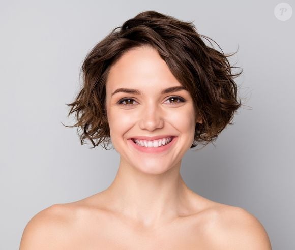 Com camadas internas, leve inclinação, volume lateral e pontas texturizadas, o short bob ganha diferentes possibilidades de acabamento e styling