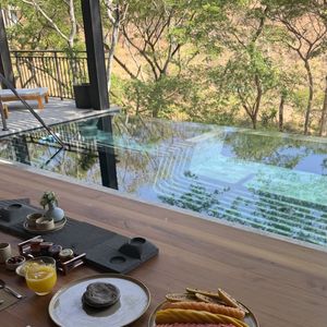 Com vista paradisíaca para o Pacífico, experiências wellness e restaurantes sofisticados, o Nekajui foi o hotel escolhido por Camila Coelho para aproveitar férias de luxo ao lado da família