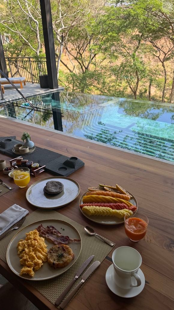 Com vista paradisíaca para o Pacífico, experiências wellness e restaurantes sofisticados, o Nekajui foi o hotel escolhido por Camila Coelho para aproveitar férias de luxo ao lado da família