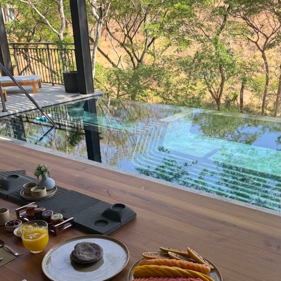 Com vista paradisíaca para o Pacífico, experiências wellness e restaurantes sofisticados, o Nekajui foi o hotel escolhido por Camila Coelho para aproveitar férias de luxo ao lado da família