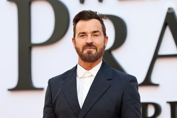 Interpretado por Justin Theroux, o bilionário da tecnologia de 'O Diabo Veste Prada 2' tenta comprar a revista Runway e muda completamente a dinâmica de poder do longa