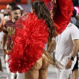 Deborah Secco também deixou o bumbum à mostra no ensaio técnico do Salgueiro