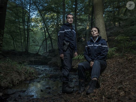 'O Bosque' acompanha o desaparecimento de uma adolescente em uma pequena cidade e transforma o caso em uma trama marcada por segredos e mistérios