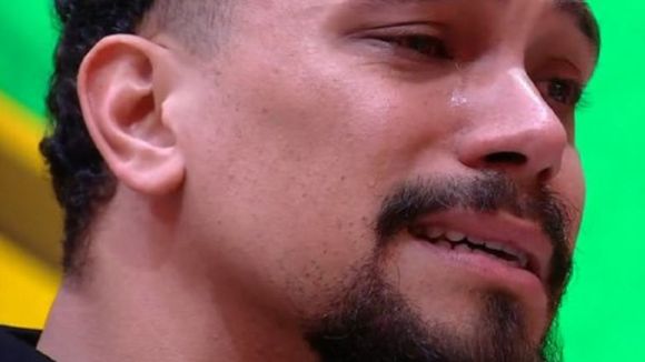 Vinícius cai no choro após formação do Paredão no 'BBB 25' e detona adversários: 'Chutando cachorro morto'