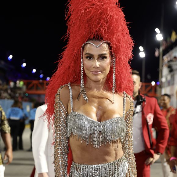 Deborah Secco está desfilando pelo Salgueiro, onde ocupa o posto de musa da escola de samba